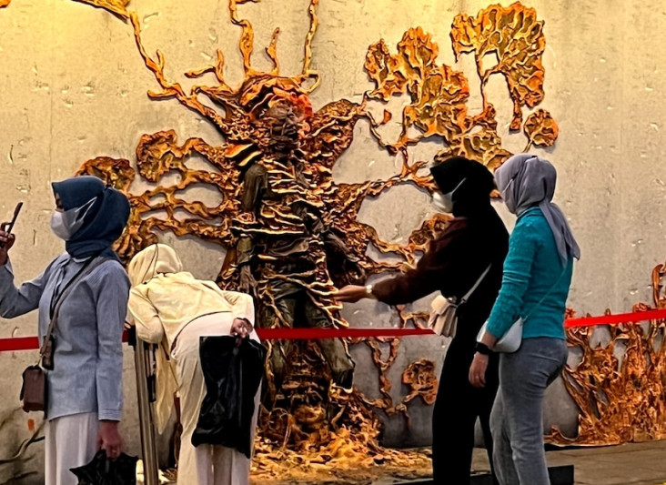 Mengintip Hiasan Terowongan...