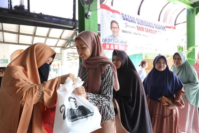 Emak-emak Serbu Bazar...