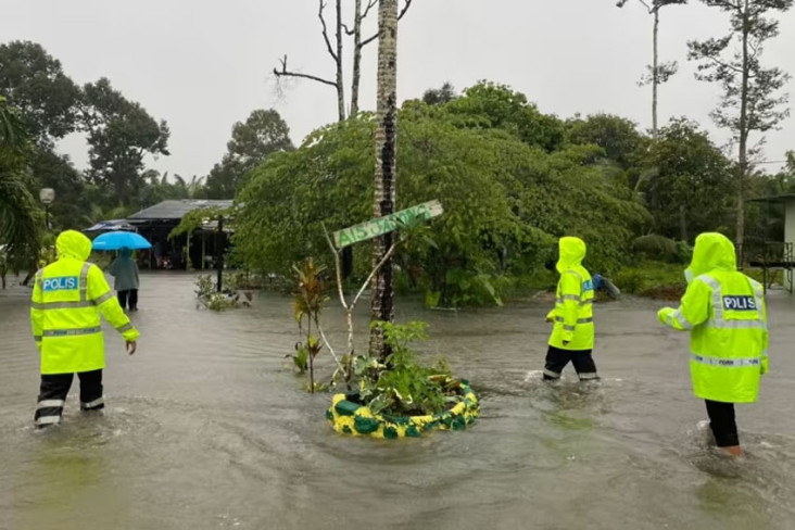 Hujan Deras Picu Banjir...