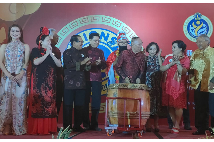 Momen Berbagi Bingkisan...