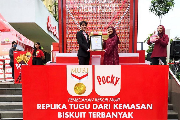 Bikin Tugu Raksasa dari...