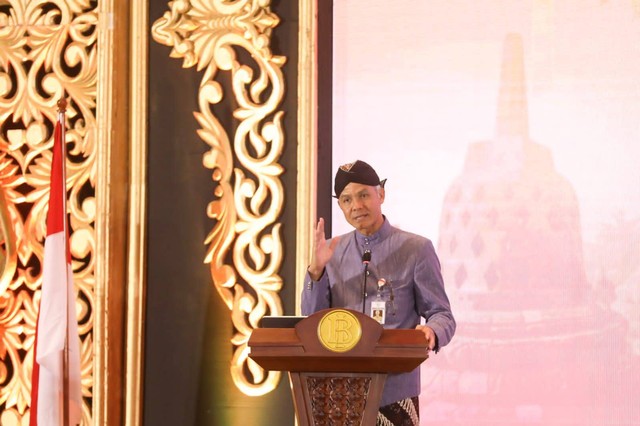 Ganjar Gunakan Keris...