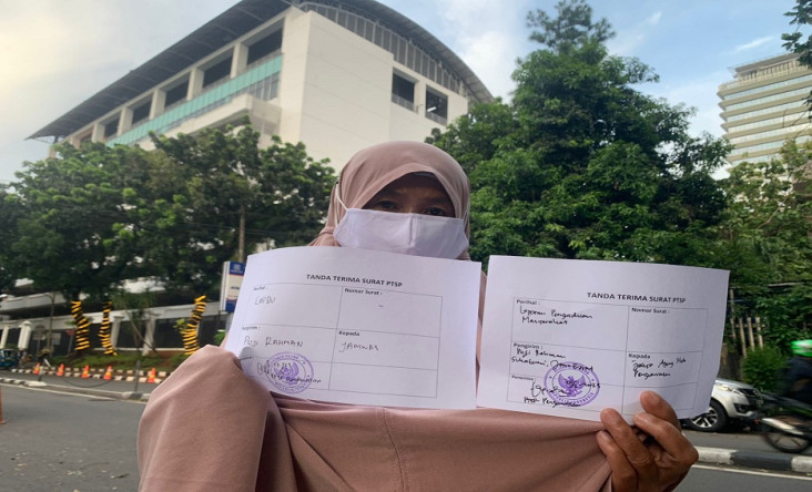 Mencari Keadilan, Nenek...