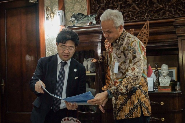Ganjar Jajaki Kerja...