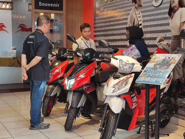 Bersaing dengan Merek...