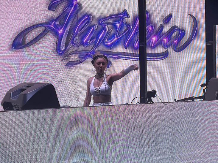 Aksi Energik DJ Alyshia...