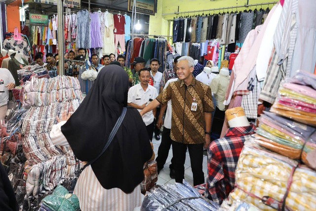 Cek Harga di Pasar Kudus,...