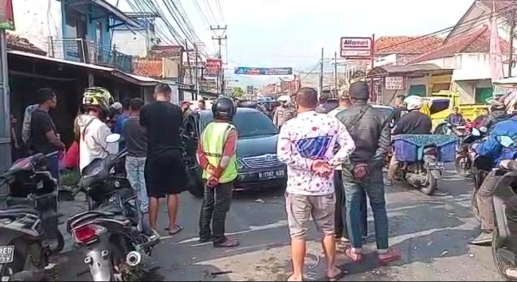 Pecah Ban, 2 Mobil Tabrakan...