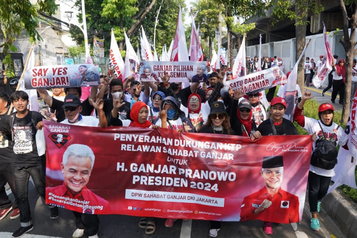 Sahabat Ganjar Serahkan...