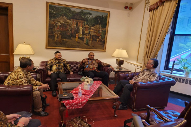 Di Kantor PBB, Bupati...