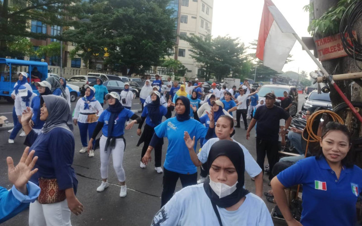 Ratusan Emak-emak Ikuti...