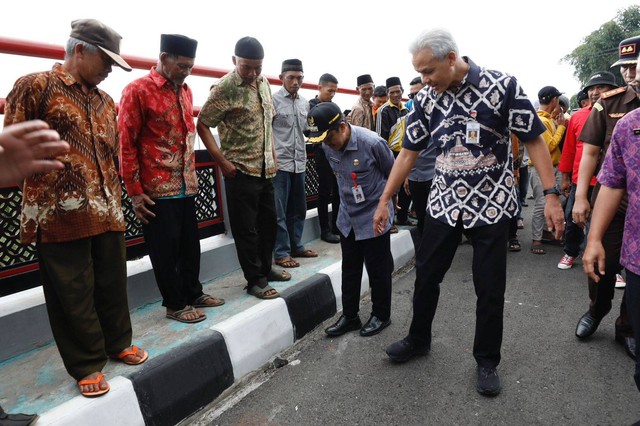 Ganjar Bangun Jembatan...