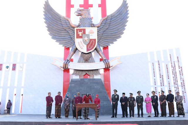 Bangun Alun-alun Pancasila,...