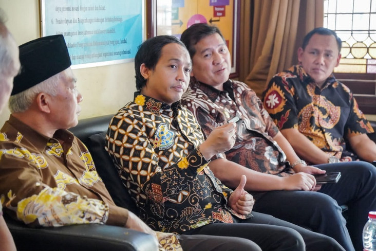 Tinjau Panti Asuhan...