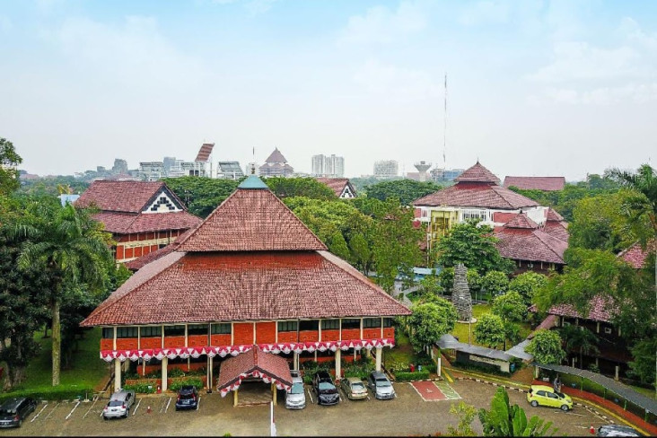 FTUI dan University...