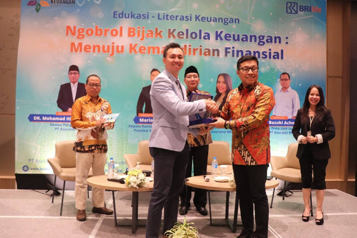 Pelaku Industri Asuransi...