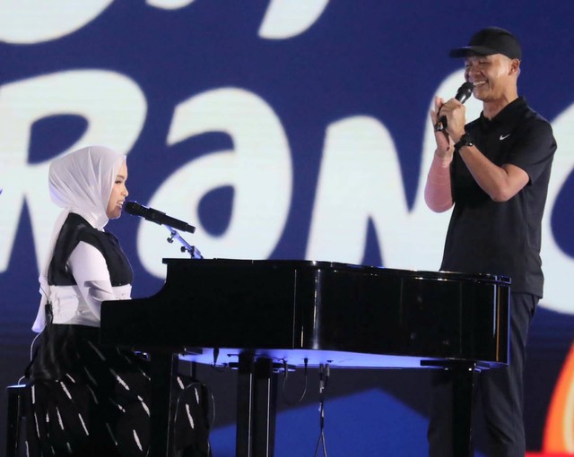Nyanyi Rock Bareng Putri...