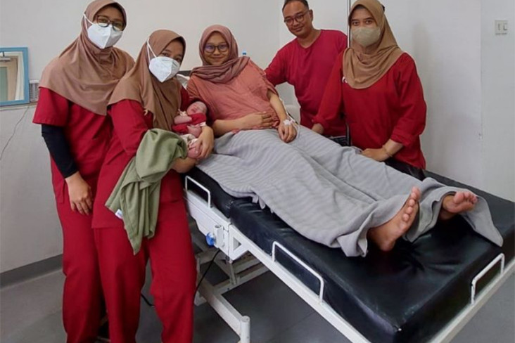 Persalinan Ditangani...