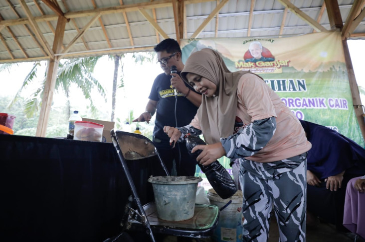 Mak Ganjar Ajari Kelompok...