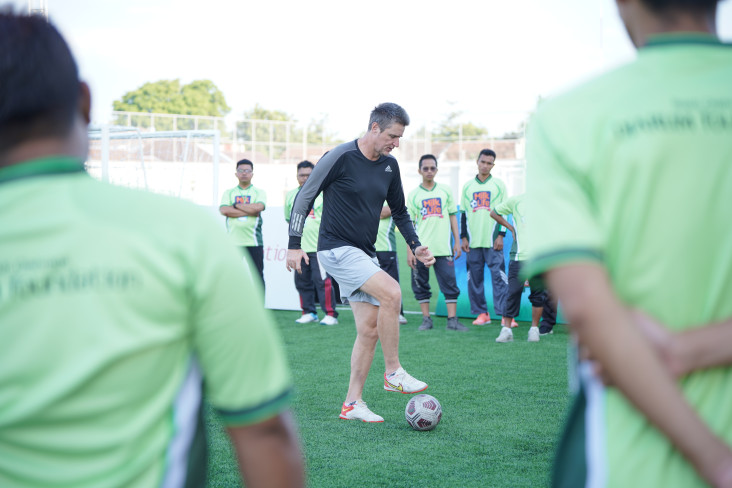 Geliat Sepak Bola Putri,...