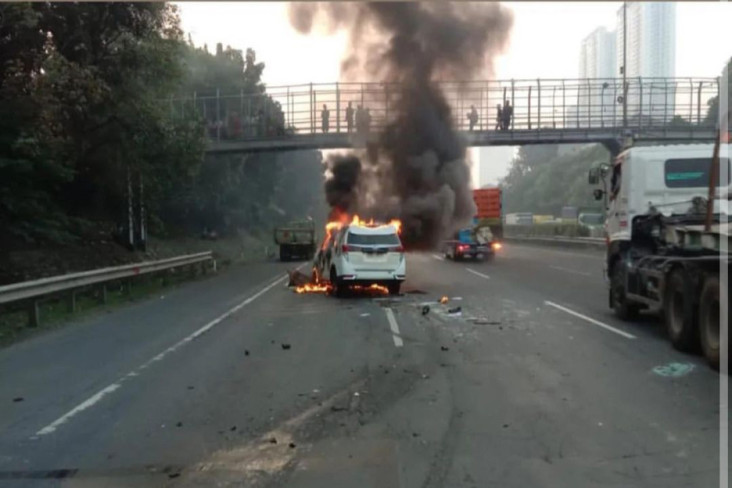 Tabrak Truk, Mobil Berwarna...