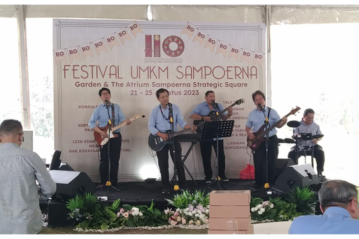 Band Karyawan Kantoran...