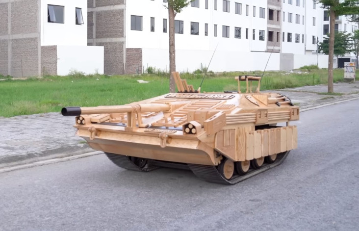 Pria Ini Bikin Tank...