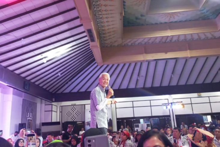 Girang Bisa Bersalaman,...