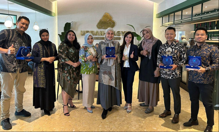 Mengembangkan Industri...