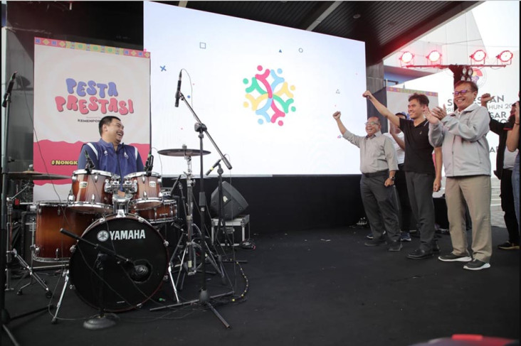 Sambil Bermain Drum,...