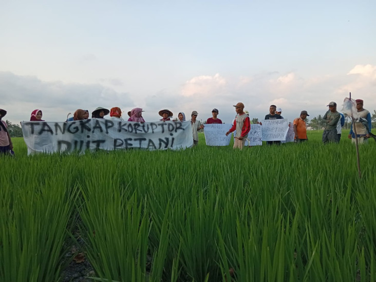 Petani Jatim Gelar Aksi...