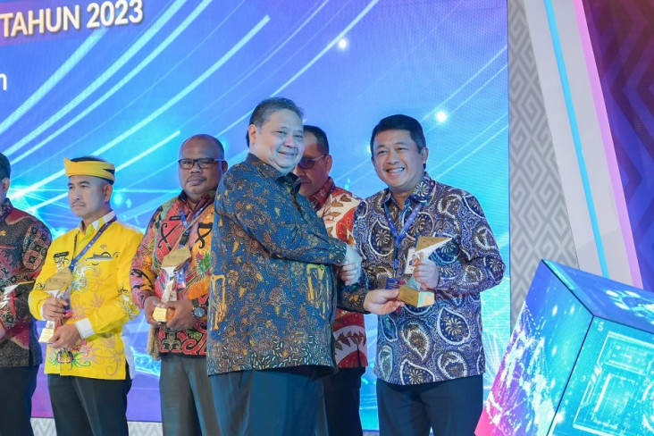 Menko Airlangga Beri...