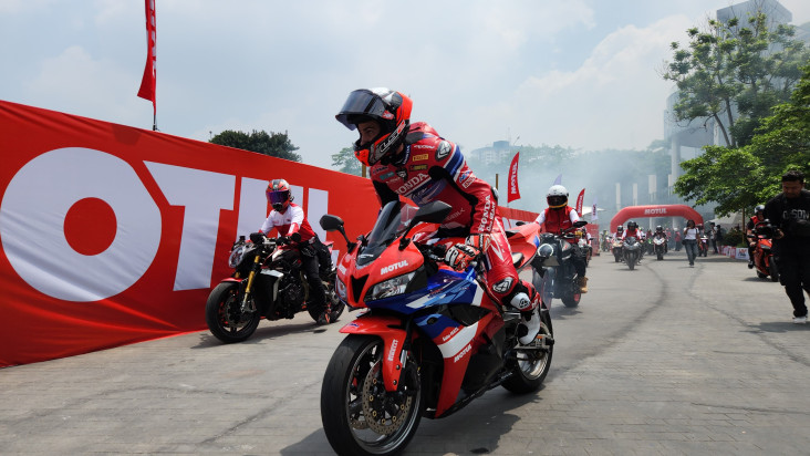 Ratusan Komunitas Motor...