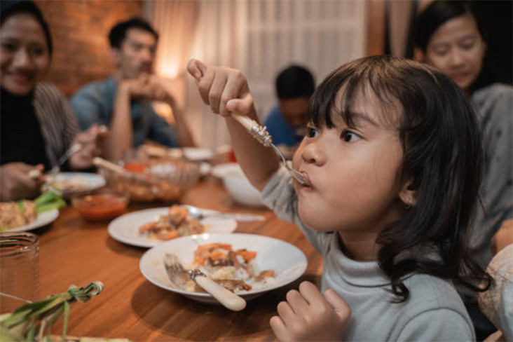 Membiasakan Anak Makan...