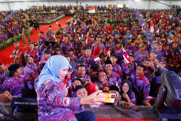 Terima Penghargaan dari...