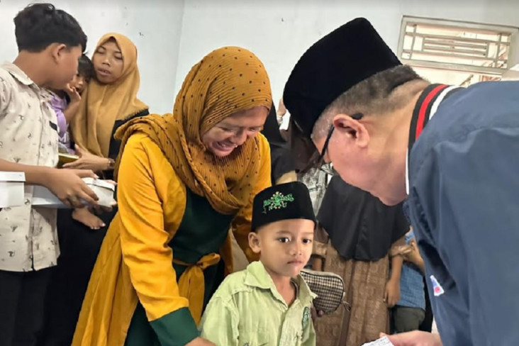 Santuni Anak Yatim di...