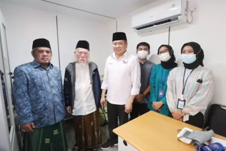 Hary Tanoesoedibjo Serahkan...