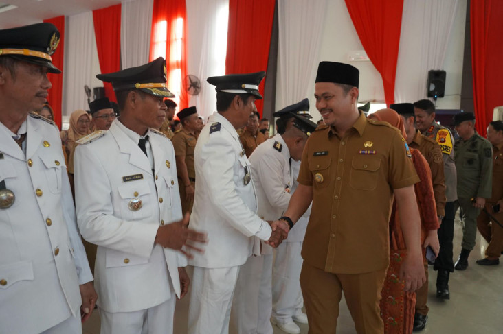Lantik Ratusan Pejabat,...