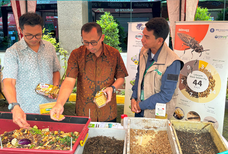 Ajak Karyawan Ubah Sampah...