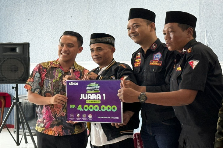 Sendi Fardiansyah Rangkul...