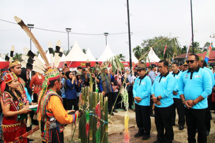 Pesta Adat Budaya Lom...