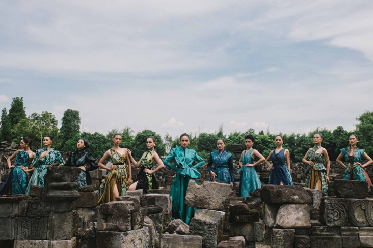Angkat Budaya Bangsa,...