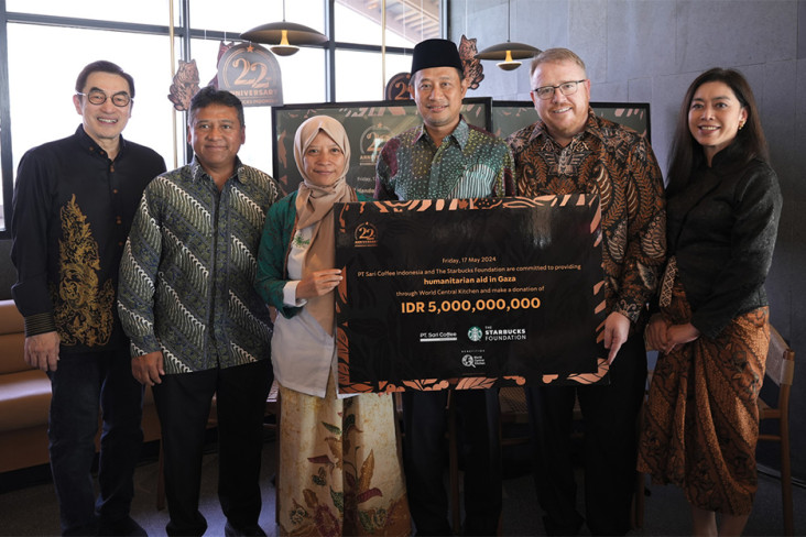 Rayakan Hari Jadi, Starbucks...