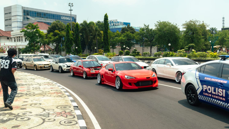 Ratusan Mobil Modifikasi...