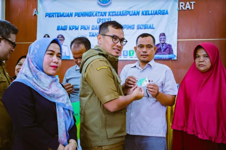 Serahkan Santunan BPJS...