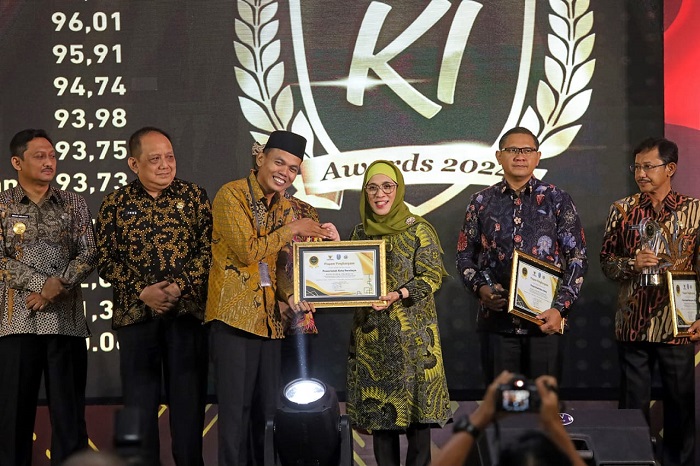 Pemkot Surabaya Raih...