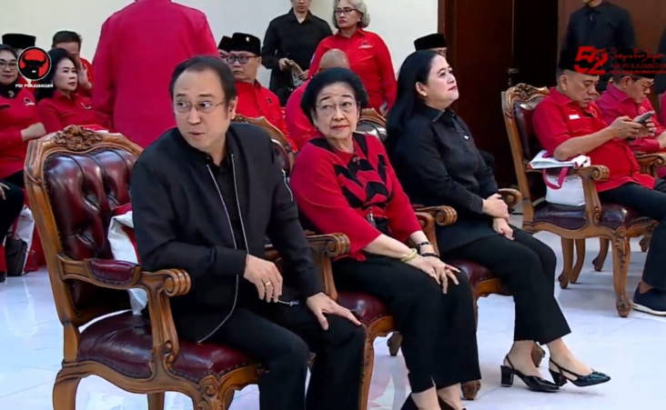 Megawati Diapit Puan...