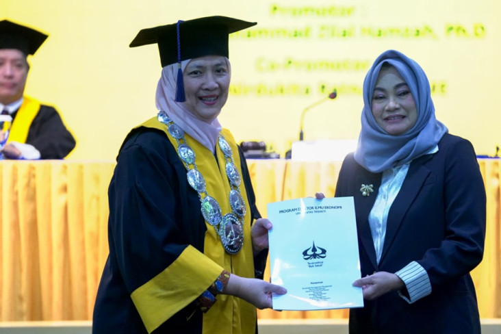 Anggota BPKH Raih Gelar...