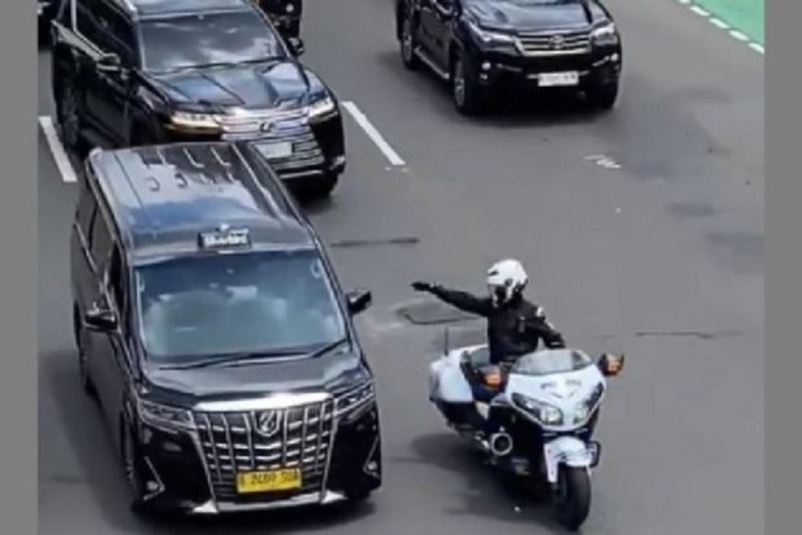 Mobil RI 36 Jadi Sorotan,...