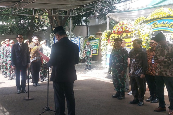 Dengan Suara Bergetar,...